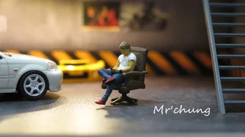 1/64 кукольная модель, играющая в мобильный телефон, мужчина с ретро-креслом, модель автомобиля, оформление макета сцены, микро-пейзаж, реквизит, фигурка из смолы